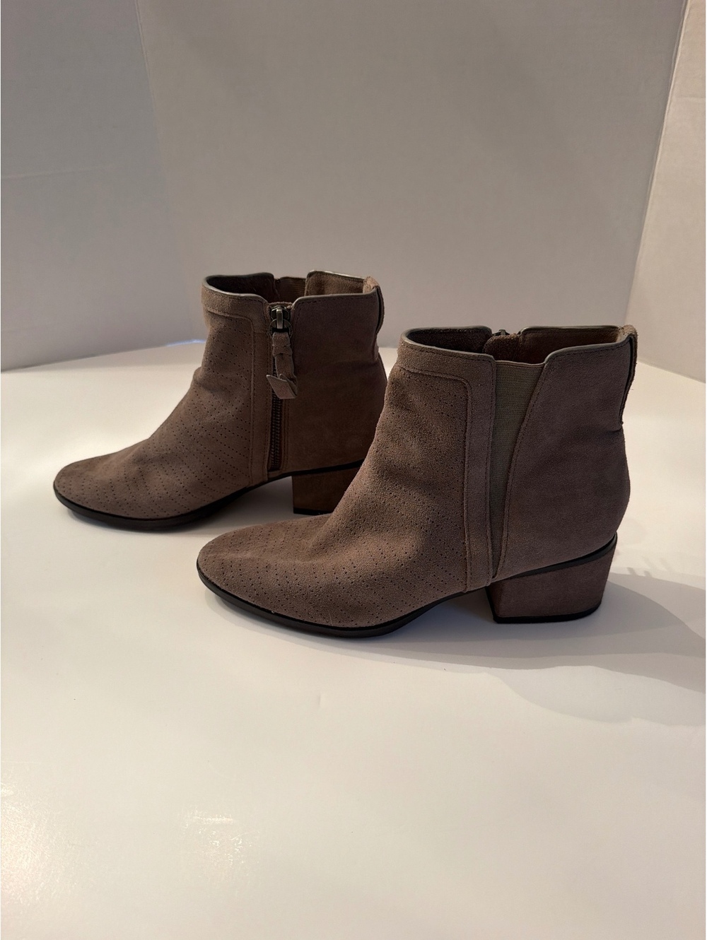 Splendid Rosalie Suede Perforated Booties Taupe EUC Size 8.5